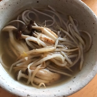 もやしとしめじ炒めの温蕎麦